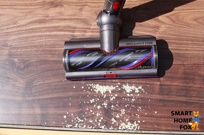 Dyson V15 Detect: перед очисткой плинтусов